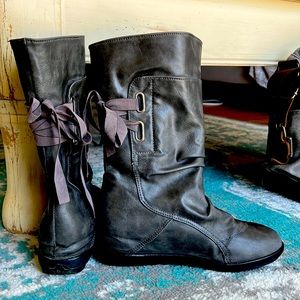 Size 7.5 tie style back slouchy boots